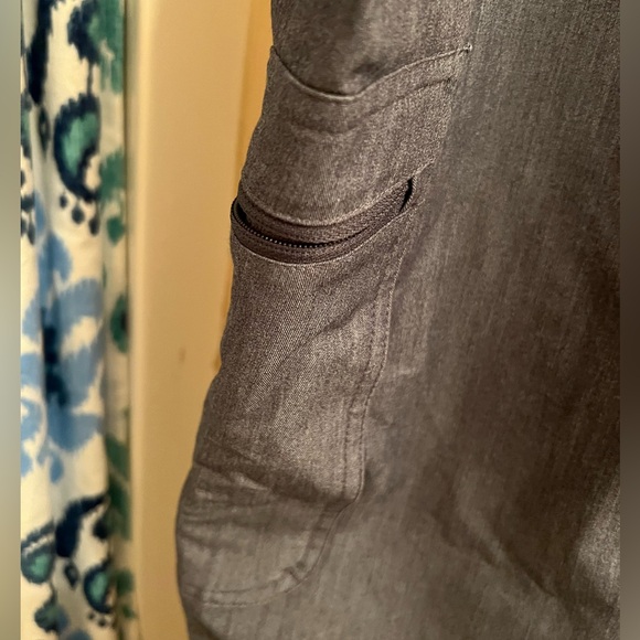 Figs women’s Kauro cargo scrub pants in graphite size large. - Picture 5 of 6